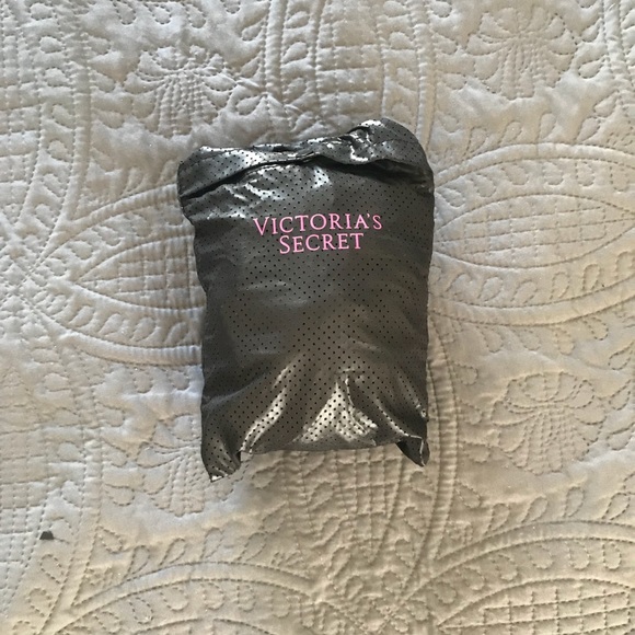$60 ⬇️ Victoria’s Secret Travel Gym Duffel Bag NWT - Picture 8 of 8